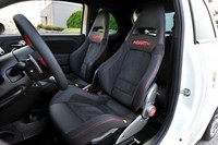 専用シート「アバルトコルサbyサベルト」は優れたホールド性を発揮。