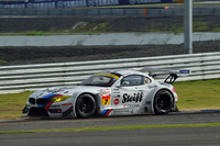 GT300クラスの2位は、No.7 Studie BMW Z4（ヨルグ・ミューラー／荒 聖治組）。トップと接戦を繰り広げたが、あと一歩およばず。
    