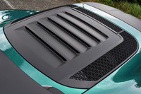 これまでガラスが使われていたテールゲートは、軽量・高剛性の樹脂製に変更。後方視界を確保するため、ルーバーが設けられている。