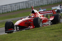 No.1 プノワ・トレルイエ（mobilecast IMPUL）は、予選4番手から好スタートを
決め2番手を手にし、そのままチェッカーを受け8ポイントを獲得しチャンピオン
シップでリーダーに踊り出た。