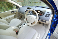 内装デザインに変更はないが、一点、先端が丸いメーターの針はシャープなものに変えられた。