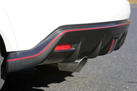 ディフューザー形状のリアバンパーなど、外装パーツは基本的に「NISMO」と同じだ。
    