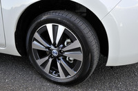 「G」グレードに装備される17インチアルミホイール。タイヤサイズは215/50R17。