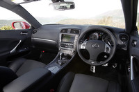 「Fスポーツ」シリーズには、パドルシフトが備わる手触りのいい本革巻きステアリングホイールが備わる。「F SPORT」ロゴ入り。