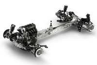 2014年4月のニューヨークショーで発表されたシャシー。足まわりの構造はもちろん、複雑な曲線を描くバックボーンフレームや、冷却フィンなしで放熱性と高剛性を両立したトランスミッションケースなど、見どころが満載だった。
    