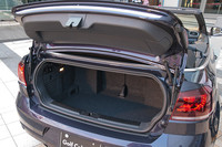 荷室容量はルーフの開閉に関係なく、250リッターとなる。トランクスルーも可能。 