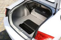 荷室容量は400リッター。ゴルフバッグが3つ詰めると謳われる。