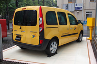 リアビュー。ボディーサイドとリアに見られるフランス郵便「ラ・ポスト」のステッカー類は、展示車のドレスアップ用。車両の購入者には、ステッカーがプレゼントされるとのこと。
    