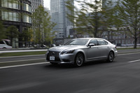 新たに「レーザースクリューウェルディング」という溶接の方法や「構造用接着剤」といった生産技術を導入することでボディー剛性が強化されている。ギア比を可変にするステアリング機構VGRSの改良も、コーナリング時のフィーリングがよくなった理由のひとつだろう。