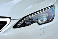 フルLEDヘッドランプが標準装備となる（ベースグレードの「プレミアム」を除く）。