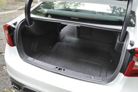 ラゲッジルームのフロアには折りたたみ式のディバイダー（仕切り板）が備わり、荷物が“あばれる”のを防ぐ。