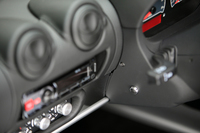 ステアリングコラムに備えられた小さな丸いボタンに注目。「エンジンプロテクションバルブ」と呼ばれる排気バルブの切り替えスイッチで、バルブを開くと迫力のある排気音を楽しめる。
    