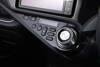 シフトゲートやエアコンのパネルにはラメ入りピアノブラック塗装を採用。スピンドル調加工の温度調整ダイヤルも「G's」の専用装備となる。
    