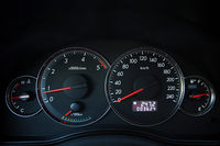 ボクサーディーゼルは、2リッターのガソリンユニット「EJ20」と同じ150psをわずか3600rpmで発生する。最大トルクは8割増し（！）の35.7kgm/1800rpm。4750rpmから始まるレッドゾーンもディーゼルならでは。