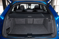 荷室の容量は、標準状態で460リッターが確保される。フロア高を調節したり、後席を前方に倒したりすることで、さまざまな荷物に対応できる。（写真をクリックすると荷室のアレンジが見られます）
    