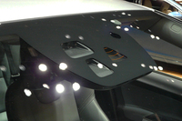 「ボルボS60」のフロントウィンドウ上部に装備される、デジタルカメラと赤外線レーザー。
    