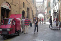 右端が「Googleストリートビュー」撮影用トライク。左はアルマンドさんの食料品店と「アペ」。