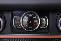 新たに採用された「パフォーマンスメディアページ」は、出力やスロットル開度などを表示する。