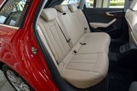 後席の様子。シートカラーは写真のベージュのほか、ブラックとグレーが選べる。