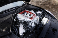 これまでより45ps増しの530psを発生するGT-Rの心臓部。ターボの過給圧やバルブタイミング、吸気抵抗などに見直しが図られた結果、燃費性能は8.4km/リッターから8.6km/リッター（JC08モード）へと向上した。