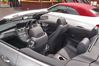 乗車定員は4人。後席の背もたれには、荷室からのトランクスルー機構が備わる。