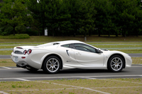 伸びやかな大蛇の肢体は、先輩の“和製スーパーカー”「ホンダNSXタイプR」（4430×1810×1160mm）と比べてもひとまわり大きい。
タイヤサイズは、フロント245/45R18、リア285/40R18。スポークが8本なのは、「ヤマタノオロチ」を意識してのこと。