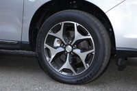 ターボ車のタイヤサイズは225/55R18。ブラック塗装と切削光輝加工を施した18インチアルミホイールを標準装備する。