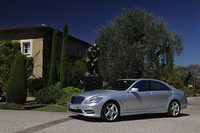 【スペック】S500ブルーエフィシェンシー：全長×全幅×全高＝5096×1871×1479mm／ホイールベース＝3035mm／車重＝2010kg／駆動方式＝FR／4.7リッターV8 DOHC32バルブターボ（435ps/5250rpm、71.4kgm/1800-3500rpm）（欧州仕様車）
