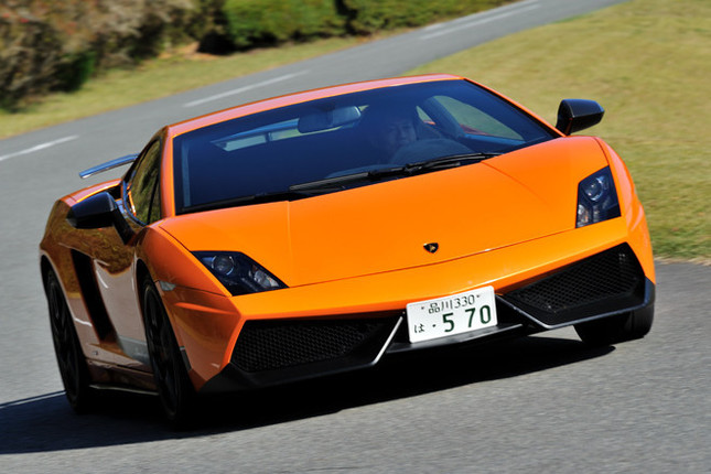 【スペック】全長×全幅×全高＝4386×1900×1165mm／ホイールベース＝2560mm／車重＝1340kg（乾燥重量）／駆動方式＝4WD／5.2リッターV10DOHC40バルブ（570ps/8000rpm、55.1kgm/6500rpm）／価格＝2913万2250万円（テスト車＝3377万4825円）
