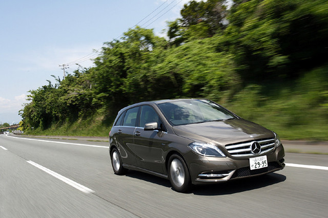 メルセデスベンツ B180 w246ブルーエフィシェンシー車検R7.9 b200 メルセデス・ベンツB180ブルーエフィシェンシー（FF⁄7AT）ブリーフ