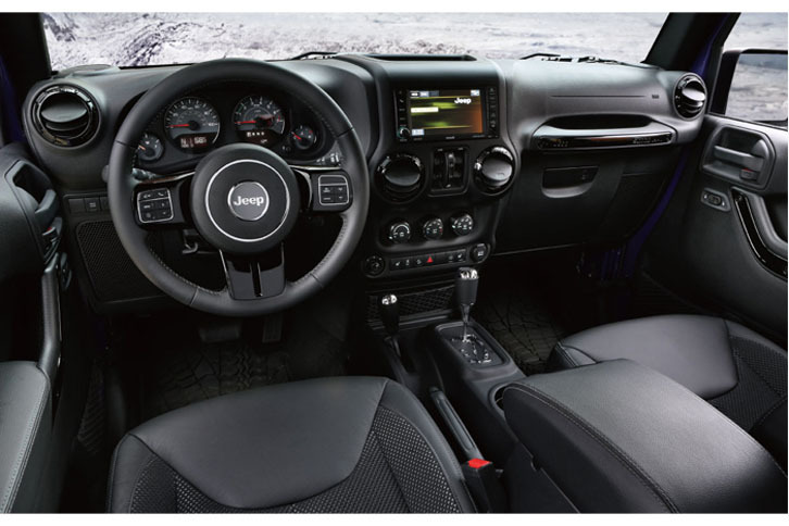 ピアノブラックのアクセントが施されたインテリア。ブラックレザーとスポーツメッシュのコンビシートが装着される。