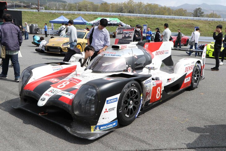 デモカーなどの主催者展示のなかには、WECに参戦していた「トヨタTS050ハイブリッド」の姿も。このLMP1カテゴリーのマシンの足元を支えていたのが、RAYSのホイールなのだ。