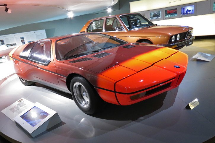 一気に時代を飛ばして、こちらは1972年に発表されたコンセプトカーの「BMWターボ」。奥に見えるは同じ年にデビューしたE12型の「5シリーズ」。