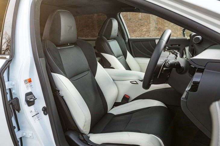 サイドサポートが大きく張り出した“Fスポーツ”専用シート。ヘッドレスト部には「F」ロゴの刺しゅうが施されている。
