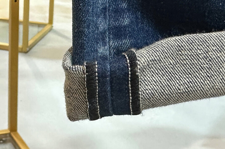 折り返し部分のセルビッジ（耳）は、高速織機ではなく旧式の力織機（シャトル織機）でつくられたことを示す。