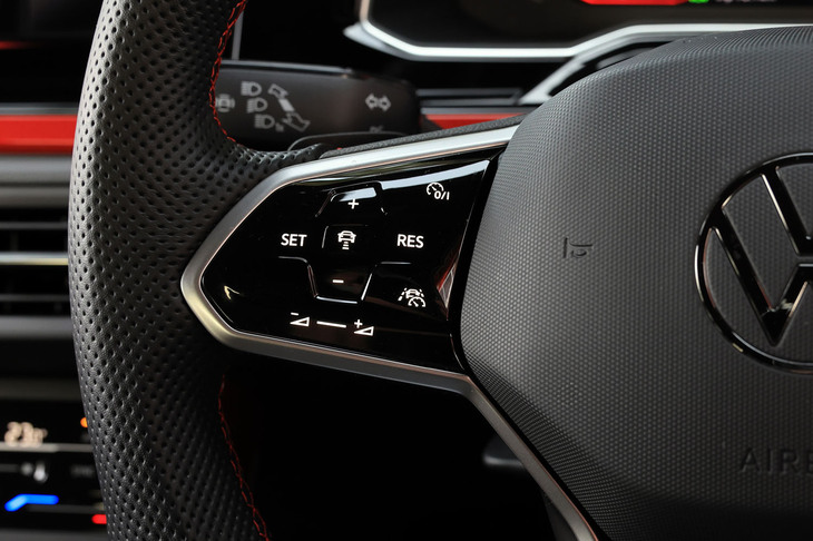 他のグレードや、マイナーチェンジ前の「GTI」とは異なり、マイナーチェンジ後のGTIには、タッチコントロール式のステアリングスイッチが採用されている。