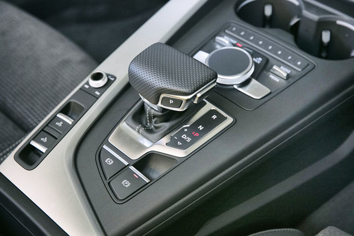 トランスミッションは7段Sトロニック（デュアルクラッチ式）。従来型とは異なる新開発のものに置き換わっており、フリクションロスの低減、軽量化、オイル供給の高効率化などが施されている。