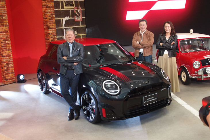 「MINI DAY 2025プレスカンファレンス」に登壇したBMWジャパン代表取締役社長の長谷川正敏氏（写真左）、MINI本部長の山口智之氏（同中央）、MINIプロダクトマネージャーの福島絵里氏（同右）。