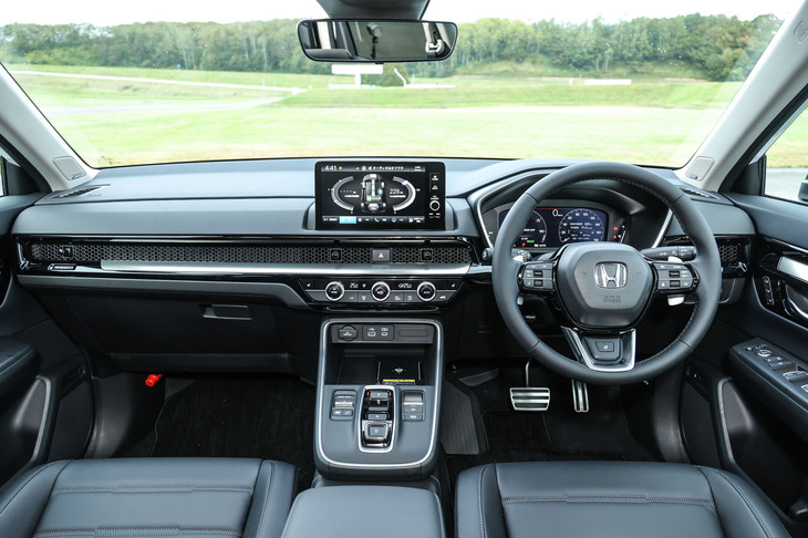 エアアウトレットにメッシュを使った水平基調のダッシュボードは「シビック」や「ZR-V」に通ずるデザイン。高額車だけあってBOSEのプレミアムサウンドシステム（12スピーカー）を標準で装備する。