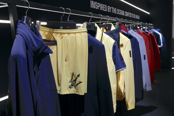 その関係は「海」から始まった。2023年春夏商品として発売される。