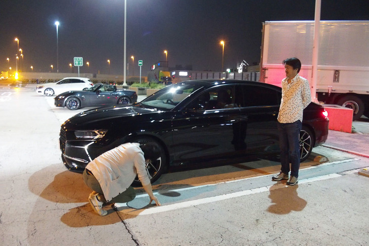 いつもの辰巳PAで車両をチェックするカーマニア兼『週刊SPA！』のクルマコラム担当K。シトロエン乗りならば、やっぱり足まわりが気になるのだ。