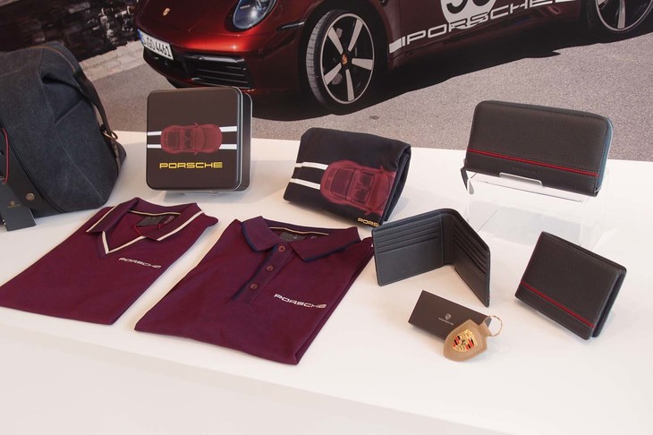 バッグや革小物もそろうヘリテージコレクション。写真左上に見られる缶は、Tシャツのケースとして提供される。