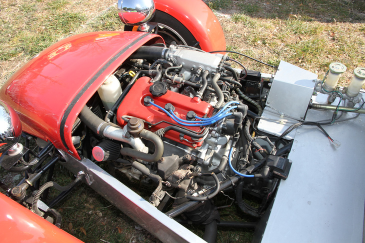 「フレイザー・クラブマンFC4」のエンジンルーム。カムカバーが赤く塗られた“テスタロッサ”仕様の「スズキ・カプチーノ」用K6Aユニットがおさまっている。