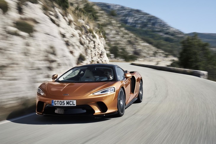 「マクラーレンGT」は、その名の通り、グランドツアラーとしての要素をウリにする一台。スーパースポーツ級のシャシー性能を備えつつ、長距離ドライブにも対応する。