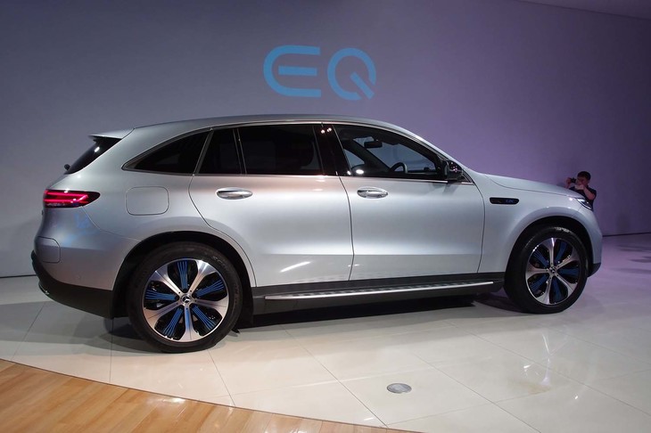 ボディーサイズは、「EQC400 4MATIC」の海外仕様車の場合で全長×全幅×全高＝4761×1884×1623mm。堂々としたSUVらしいエクステリアデザインをまとう。