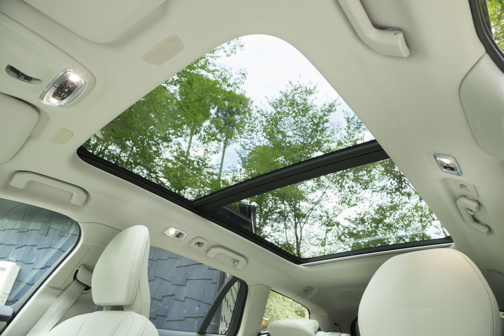 「チルトアップ機構付き電動パノラマガラスサンルーフ」は20万6000円のオプション。外気温が25度以上になると自動でサンシェードが閉まる機能が備わる。