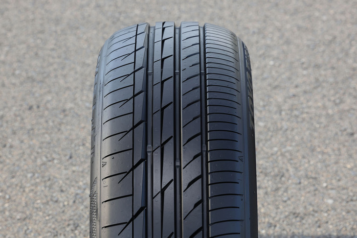 操安性をサポートする3本のストレートグルーブと、斜めに刻まれた「フレキシブルテーパー」がスポーティーな印象をもたらす「プロクセスLuKII」のトレッドパターンデザイン。イン側に配置された「3Dマルチサイプ」が偏摩耗を抑制し、摩耗後のノイズ低減に寄与する。