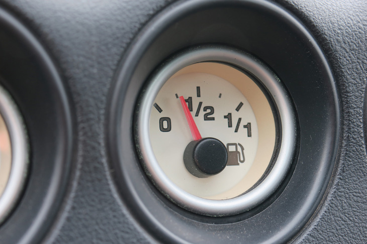 ゴール時の燃料計がこちら。ガソリンタンクの容量とスタンドでの給油量（＝消費した量）を考えたら、もうちょっと多めのところに針があるべきと思うのだが、まぁこの辺も古き良きアメ車ということで。