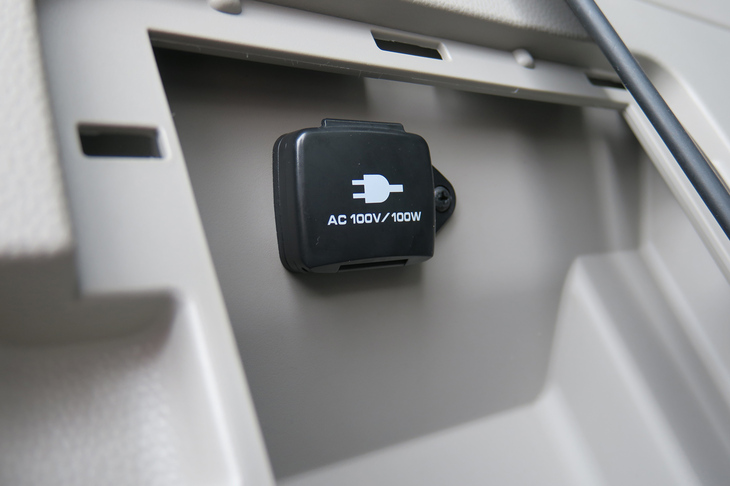 ホンダ・ステップワゴンe：HEVエアー ホンダアクセス用品装着車（ACコンセント）