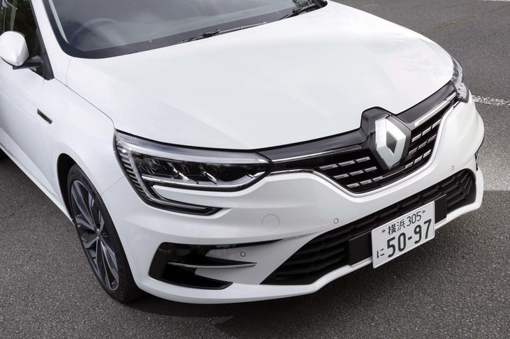 バンパーやグリルのデザインが改められたフロントまわり。クロームのアクセントを添えることで質感の向上が図られている。